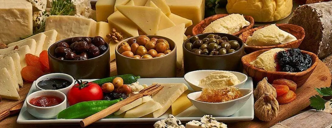 Van kahvaltı sofrasında otlu peynir, tereyağı, bal, zeytin, kaymak ve yöresel lezzetlerle dolu doğal bir kahvaltı tabağı – vandangelsin.com